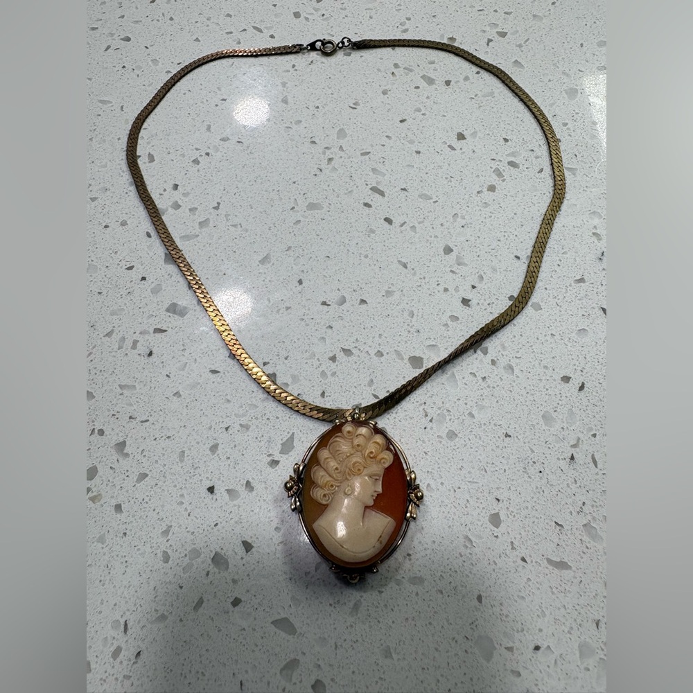 Elegant Antique Gold Cameo Pendant Necklace